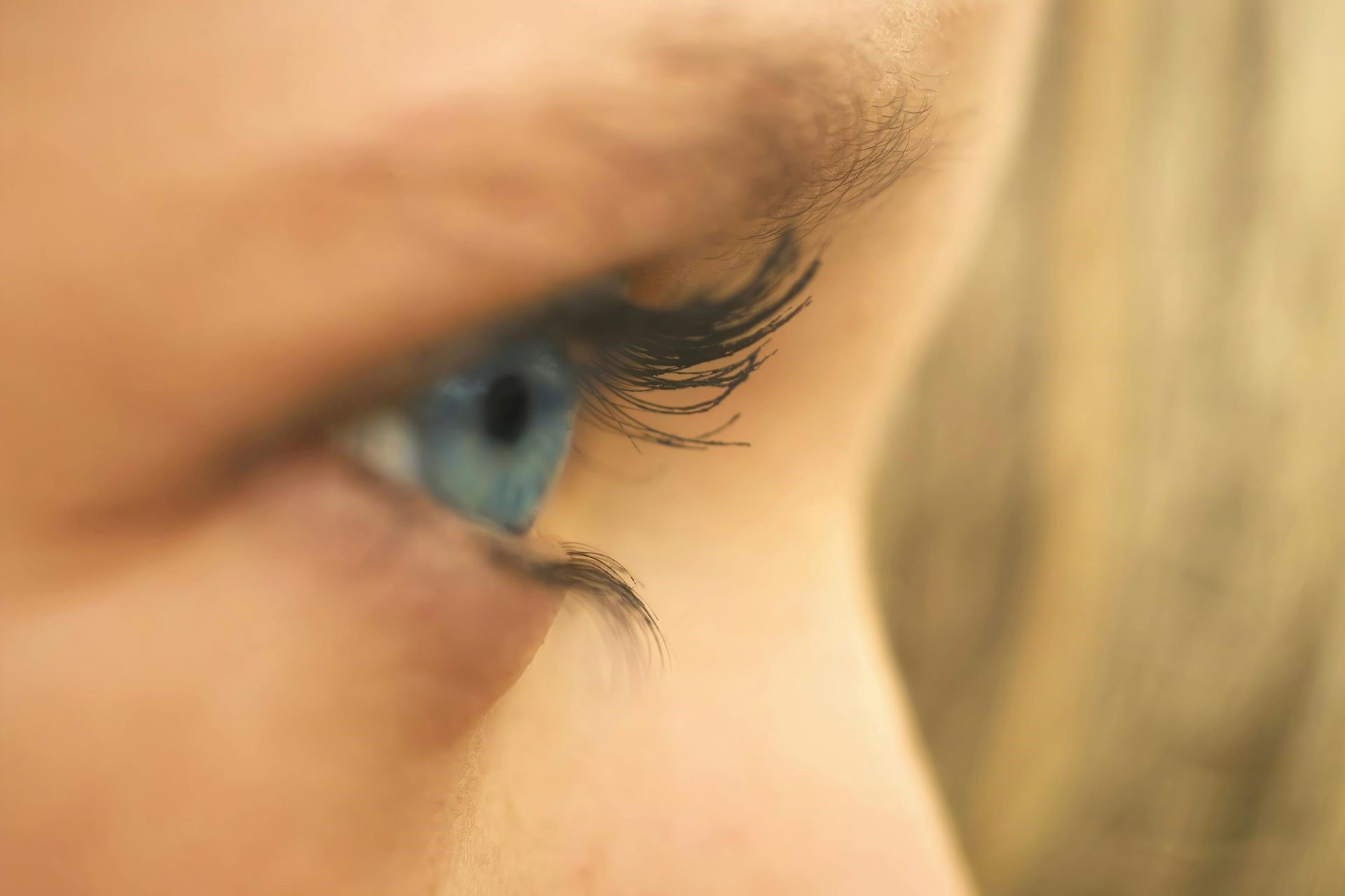 Oko z pomalowanymi rzęsami